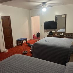Overland Hotel & Saloon - Double bed room super clean!