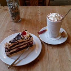 Cafe Mühle - Schwarzwälder Kirschtorte und Kakao, beides hervorragend gut.