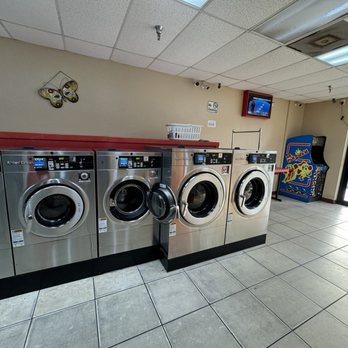 Oviedo Coin Laundry - Laundromat Machines - Laundromat Near Me - Oviedo, Florida Oviedo Coin Laundry - Laundromat Machines - Laundromat Near Me - Oviedo, Florida