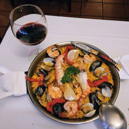 Paella Marinera; Honoro Vera, Monastrell, Jumilla, España Paella Marinera; Honoro Vera, Monastrell, Jumilla, España