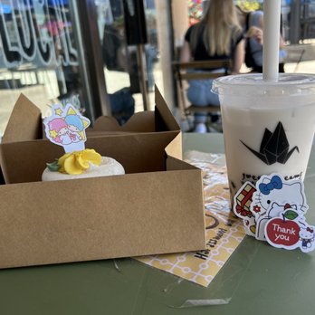 Sweet Dreams Teashop - Vanilla milk tea regular sized boba with tapioca Vanilla cupcake with little twin stars (hello kitty) topper. - Desserts Near Me - Waterloo, Ontario