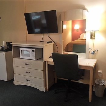 Relax Inn - Room had a Samsung flat screen TV, microwave and small fridge. - Hotels Near Me - Chehalis, Washington