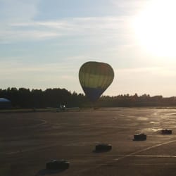 Helsinki-Malmin lentoasema - Kuumailmapallo laskeutumassa Malmin lentokentälle.