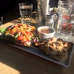 La Chambre Microbrasserie - Poitrine de poulet grillée avec salade