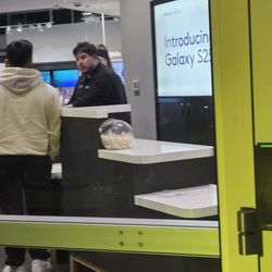 Xfinity Store by Comcast - Manager Benjermin and Clara the other unhelpful guy