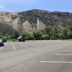 Roza Recreational Site - Gorgeous rocks visible from the parking lot/picnic areas.