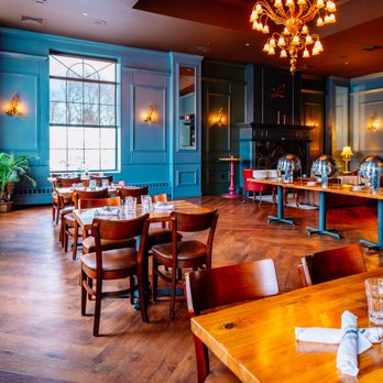Landmark Inn - Parlor - Hotels Near Me - Marquette, Michigan