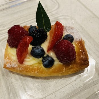 Paris Baguette - Fruit tart with cream - Bakeries Near Me - San Diego, California Paris Baguette - Fruit tart with cream - Bakeries Near Me - San Diego, California