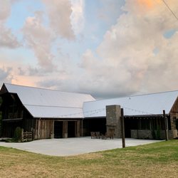 L&L Farm - Barn venue with courtyard and string lights