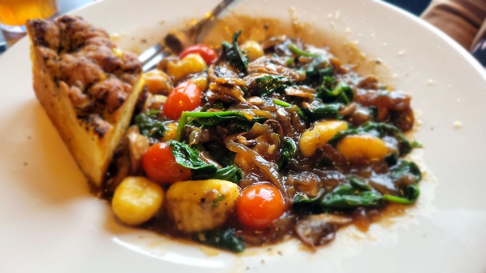 Up North 23 Restaurant & Lounge Logo