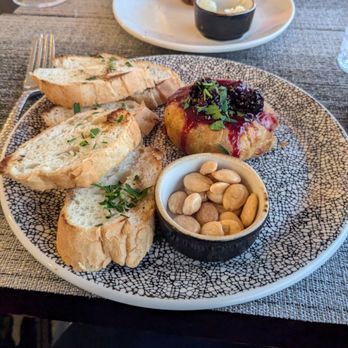 The Eagle's Nest - Baked brie - American Near Me - Indianapolis, Indiana