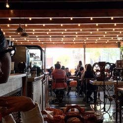 Le Pain Quotidien - Un staff muy atento y un ambiente casual con muchos detalles arquitectónicos como amplias ventanas y una pared decorada con Talavera.