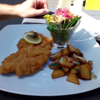 CUXX - Wiener Schnitzel vom Kalb mit Bratkartoffeln - International Near Me - Essen, NW CUXX - Wiener Schnitzel vom Kalb mit Bratkartoffeln - International Near Me - Essen, NW