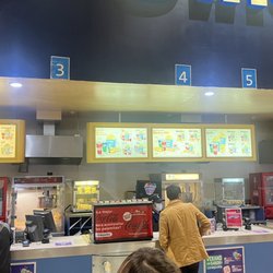 Cinepolis - Una sola persona atendiendo dulcería y 3 personas para boletos y 5 sin hacer nada mal servicio