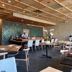 JUGEMU - Sushi counter and interior