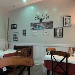 Noli's - Interior dining area