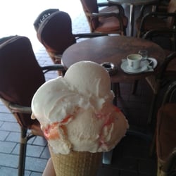 Eis-Café Adriatico - Weiße Schokolade und Marshmallow (unten) in der Waffel - könnte besser sein