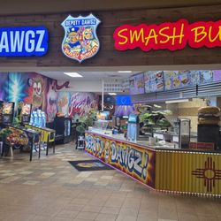 Deputy Dawgz & Smash Burgers - Outside facade of the mall location