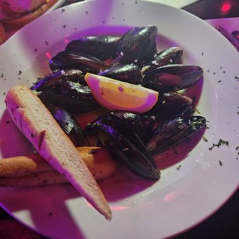 Piano Keys Restaurant & Lounge - Mussels in white wine:) - Salad Near Me - Brandywine, Maryland