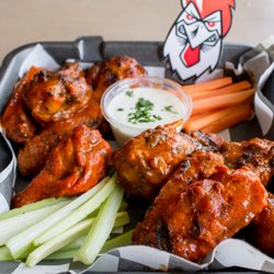 Las Rudas - Nuestras alitas de pollo asadas y bañadas en salsa Ruda, Buffalo o BBQ.
