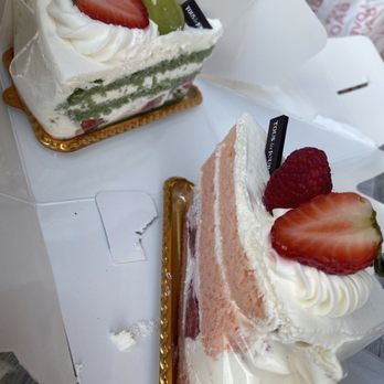 H Mart - Cary - Tous Les Jours cake: green tea & strawberry - Grocery Near Me - Cary, North Carolina
