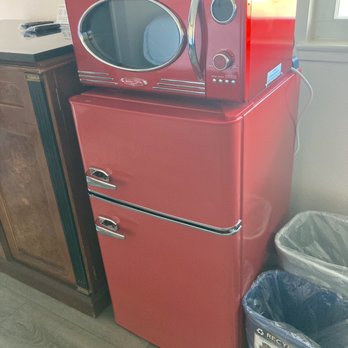 Coast Riders Inn - Retro-looking microwave and fridge - Hotels Near Me - San Simeon, California Coast Riders Inn - Retro-looking microwave and fridge - Hotels Near Me - San Simeon, California