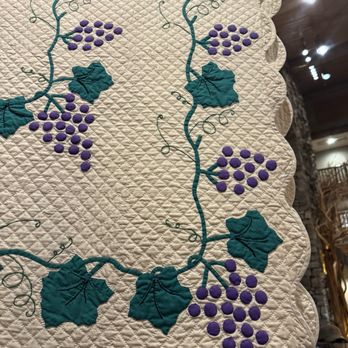 The Keeter Center - Stunning quilt in the gift shop - Hotels Near Me - Point Lookout, Missouri