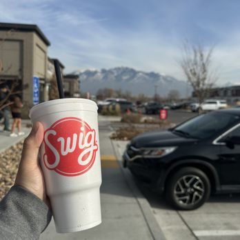 Swig - 24 oz Jolly Elf - Desserts Near Me - Draper, Utah