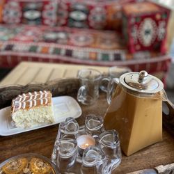 Qamaria Coffee - Amazing presentation! Aden tea and tres leches cake