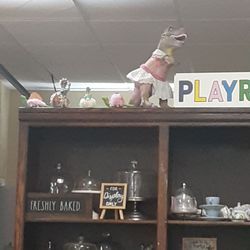 Oneroom Coffee Shop - The only good thing here is the dinosaurs...