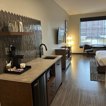 Hotel Vandivort - Kitchen area - Hotels Near Me - Springfield, Missouri