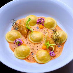 RAVIOLI DE HOMARD | lobster raviolis, fennel confit, preserved lemon, bisque emulsion