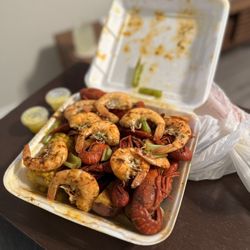 Wallie's Seafood - Deluxe Boiled Platter