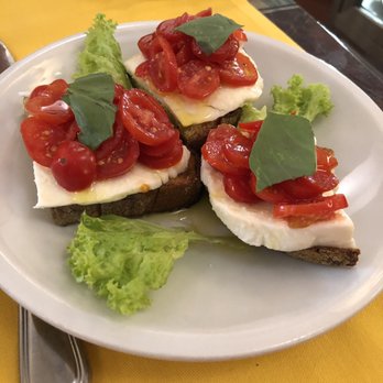 La Bruschetta - Tomato and mozzarella bruschetta - Italian Near Me - Roma, 62 La Bruschetta - Tomato and mozzarella bruschetta - Italian Near Me - Roma, 62