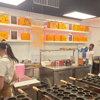 Money Cake - The aesthetic is cute - Desserts Near Me - Flushing, New York