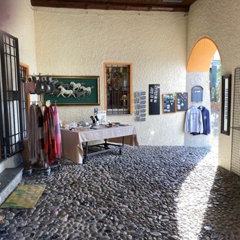 Il Pozzo - Il Pozzo - courtyard - Souvenir Shops Near Me - Varenna, LC Il Pozzo - Il Pozzo - courtyard - Souvenir Shops Near Me - Varenna, LC