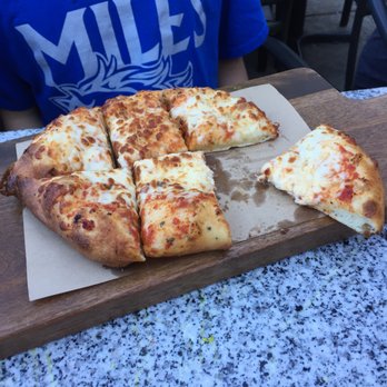 Moxies Campbell River Restaurant - Kids cheese pizza - Canadian (New) Near Me - Campbell River, British Columbia