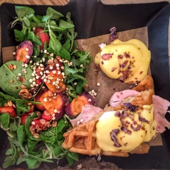 Brunch & Cake - Eggs Benedict with turkey on waffle €9 served on a shovel - Breakfast & Brunch Near Me - Barcelona, B Brunch & Cake - Eggs Benedict with turkey on waffle €9 served on a shovel - Breakfast & Brunch Near Me - Barcelona, B