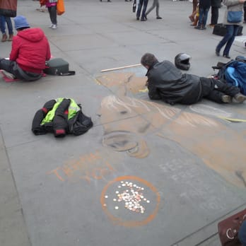 Trafalgar Square - Artist at work - Landmarks & Historical Buildings Near Me - London, XGL