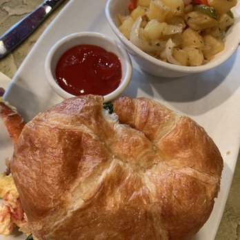 Apres Diem - Lobster Scramble Sandwich - Bars Near Me - Atlanta, Georgia