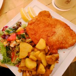 Parkschlößchen - Schnitzel Wiener Art mit Bratkartoffeln und Salat