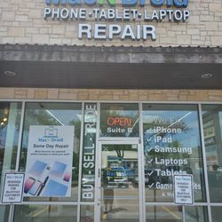 MacN'Droid - Our store Front! Come on in and receive top notch customer service! We're ready to bring your tech back to life!