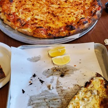 Modern Apizza - Partially and clam Pizza and cheese pizza. Delicious - Pizza Near Me - New Haven, Connecticut