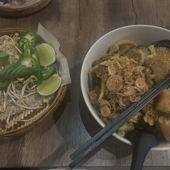 Sisters Thai Cafe - Vermicelli Salad Bowl - Thai Near Me - Rockford, Illinois