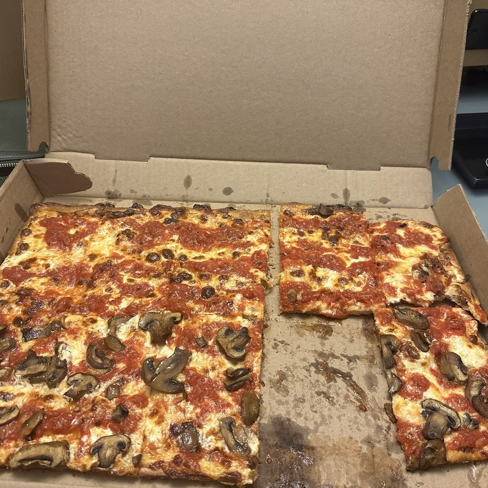 Pizza Delle Nonna 1/2 plain 1/2 mushroom