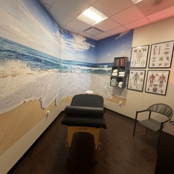 Kona Kind Hands Massage - Inside of the massage studio located in the Phenix Salon Suits in Oxnard, Ca. - Massage Near Me - Oxnard, California Kona Kind Hands Massage - Inside of the massage studio located in the Phenix Salon Suits in Oxnard, Ca. - Massage Near Me - Oxnard, California