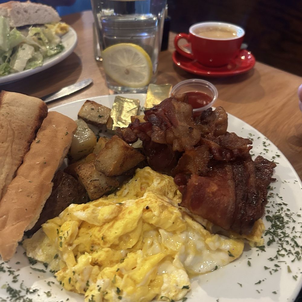 Lemoni Cafe - Scrambled egg with potatoes, bacon and toast - Breakfast & Brunch Near Me - Miami, Florida