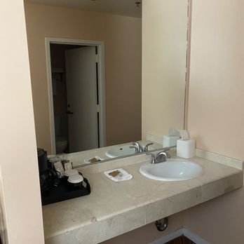 Campbell Inn - Bathroom sink - Hotels Near Me - Campbell, California Campbell Inn - Bathroom sink - Hotels Near Me - Campbell, California
