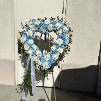 Jc Flowers - Fúnebre corazón abierto grande - Floral Designers Near Me - Fontana, California Jc Flowers - Fúnebre corazón abierto grande - Floral Designers Near Me - Fontana, California