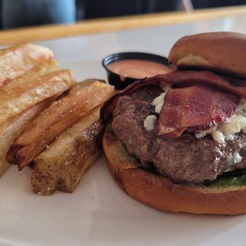 Acres Bistro - Bacon bleu burger - American Near Me - Rochelle, Illinois
